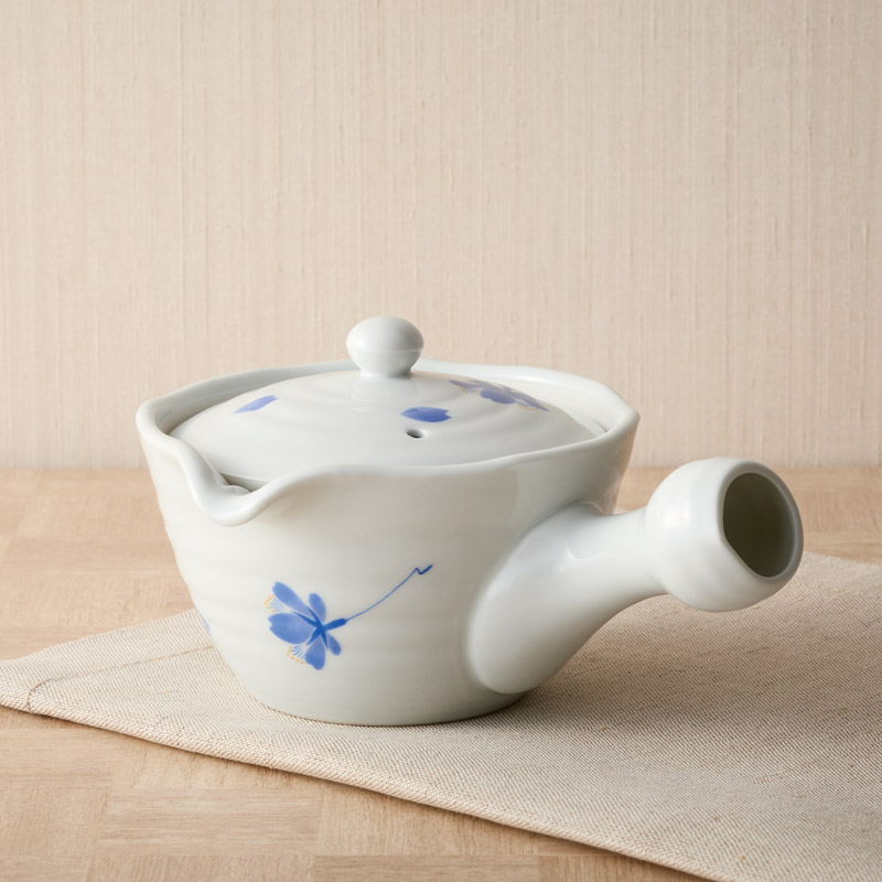 有田焼　　松尾利光作 白磁急須 青い花