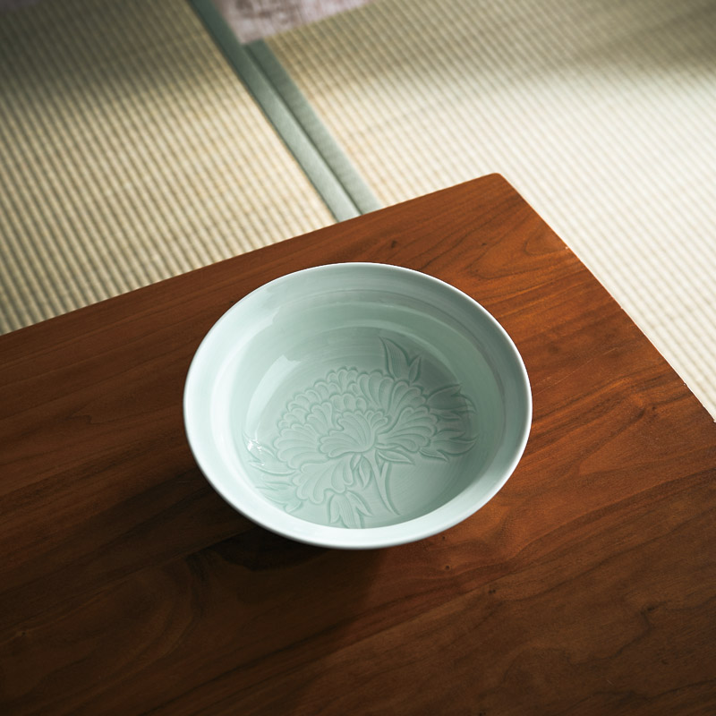 　青白磁牡丹絵 飾鉢(木箱入)