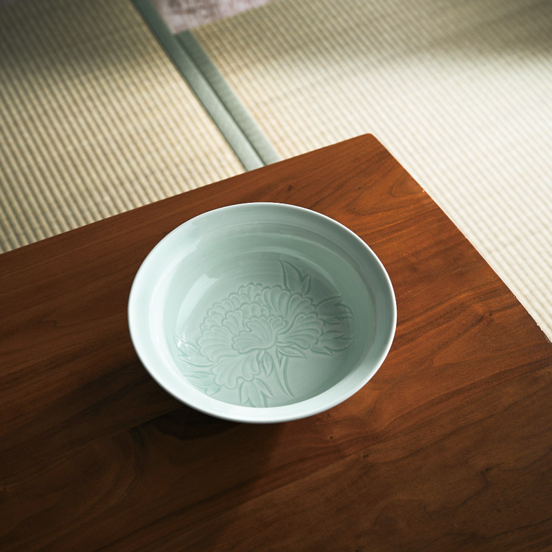 波佐見焼〈日展作家山口正右衛門作〉青白磁牡丹絵 飾鉢(木箱入)